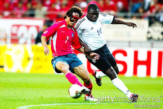 2002년 한-일 월드컵 4강 진출에 앞장선 중앙 수비수 김태영(사진 왼쪽)(사진=게티이미지코리아)