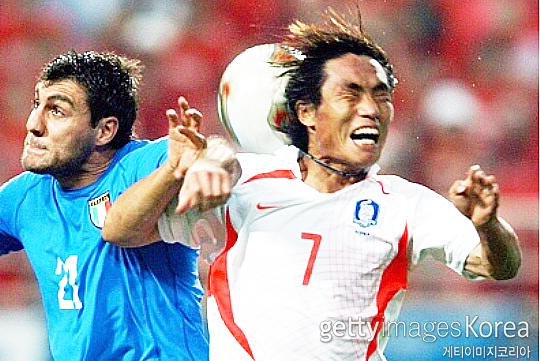선수 김태영은 2002년 한-일 월드컵 16강전 이탈리아와 경기에서 크리스티안 비에리(사진 왼쪽)와 볼 경합 중 코뼈 골절이란 큰 부상을 당했다(사진=게티이미지코리아)