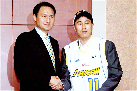 2007-2008시즌을 앞두고 서울 삼성 썬더스로 둥지를 옮긴 이상민(사진 오른쪽)(사진=KBL)