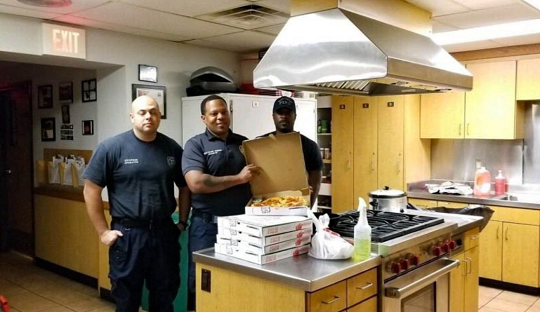 휴스턴이 보낸 피자를 받은 소방관들(사진=휴스턴 구단 공식 트위터)
