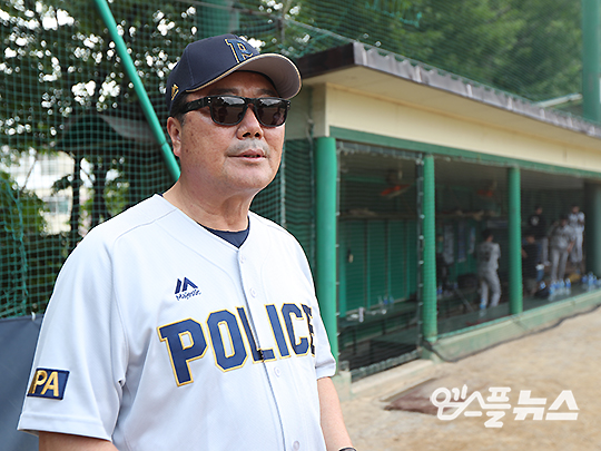 유승안 전 경찰야구단 감독은 아들의 맞대결을 재밌게 지켜봤다고 전했다(사진=엠스플뉴스)