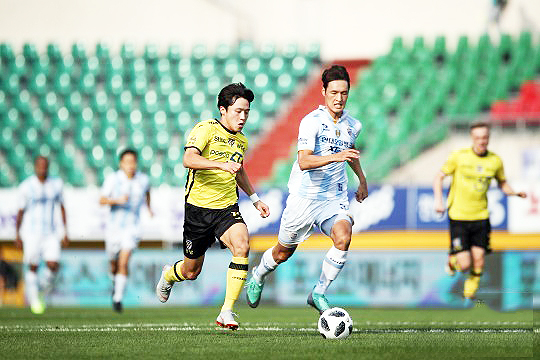 김영욱(사진 왼쪽)은 전남 드래곤즈 유소년팀에서 성장해 프로에 데뷔 10년을 뛰었다(사진=한국프로축구연맹)