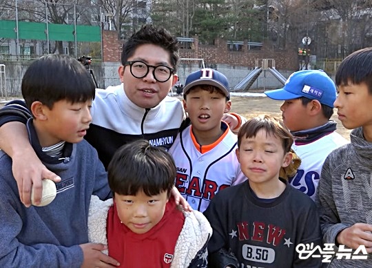 프로동네야구 채널의 대표적인 콘텐츠인 초딩 격파 시리즈. 김남현 실장이 직접 초등학교 아이들과 야구 대결을 벌이는 콘텐츠다(사진=유튜브 영상 캡처)