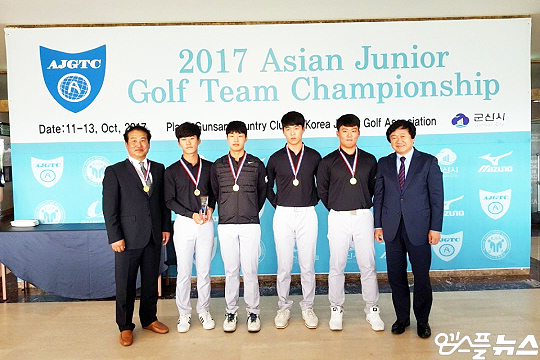 김승민(사진 맨 왼쪽에서 네 번째)은 2017년 아시아 주니어 골프 챔피언십 단체전(4인)에 출전해 한국의 정상 등극을 이끌었다. 그해 김승민의 나이는 열일 곱. 김승민은 일찍이 두각을 나타낸 재능이다(사진=김승민 제공)