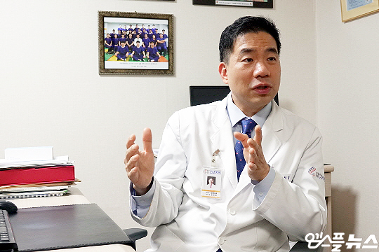 진료실에서 이상훈 원장이 자신의 스포츠 의학관을 설명하는 장면(사진=엠스플뉴스)