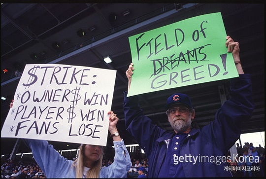 1994년 파업 당시 구단주와 선수 모두를 비난하는 피켓을 든 팬(사진=게티이미지 코리아)