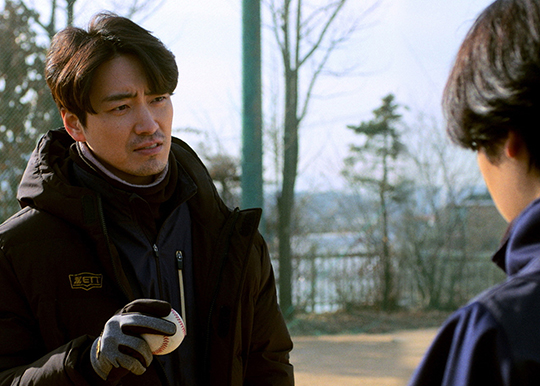 프로 선수를 꿈꾸다 좌절한 최 코치(이준혁)는 주수인(이주영)의 꿈을 응원하는 조력자다.