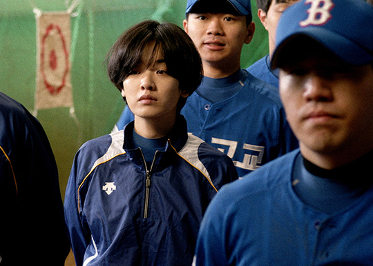 주수인은 남자 부원들과 함께 고교야구부에서 활동한다.