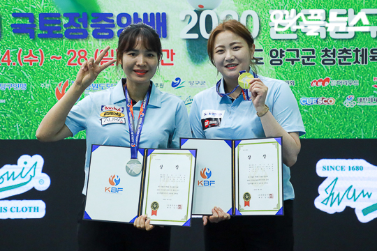 3쿠션 여자 선수부 우승을 차지한 김민아(우)와 준우승의 스롱 피아비(사진=엠스플 뉴스 정이수 기자)