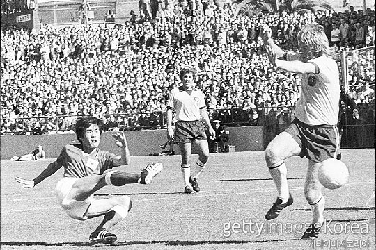 1973년 10월 28일 호주 시드니에서 펼쳐진 서독 월드컵 예선 호주전에서 김재한이 회심의 슈팅을 시도하고 있다(사진=게티이미지코리아)