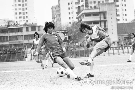 1976년부터 1977년까지 홍콩 리그에서 뛰었던 김재한(사진 오른쪽)(사진=게티이미지코리아)