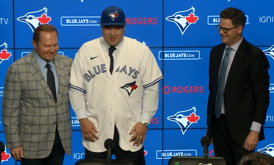 류현진의 토론토 입단식에 참석한 보라스(왼쪽) (사진=MLB.com 영상 캡처)