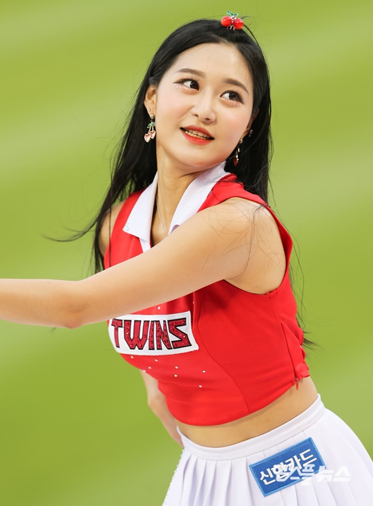 큐티+섹시 다 있어" 유세리·남궁혜미, LG 간판 치어리더 < 국내야구 < 야구 < 기사본문 - 스포츠춘추