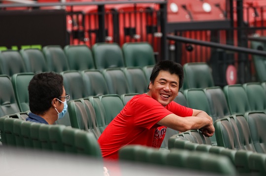 관중석에서 휴식을 취하고 있는 김광현(사진=세인트루이스 카디널스 트위터)