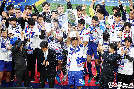 지난해 팀 통산 다섯 번째 FA컵 정상에 오른 수원 삼성(사진=엠스플뉴스)