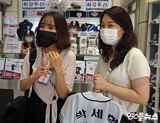 올 시즌 잠실구장 1호 입장객이 된 두산 팬 김솔아 씨(왼쪽)(사진=엠스플뉴스 김근한 기자)