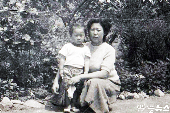 전기영 교수(사진 왼쪽부터)의 어린 시절과 전 교수의 어머니(사진=전기영 교수 제공)