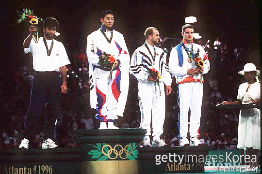 1996년 미국 애틀랜타 올림픽에서 금메달을 목에 건 전기영 교수(사진 맨 왼쪽에서 두 번째)(사진=게티이미지코리아)