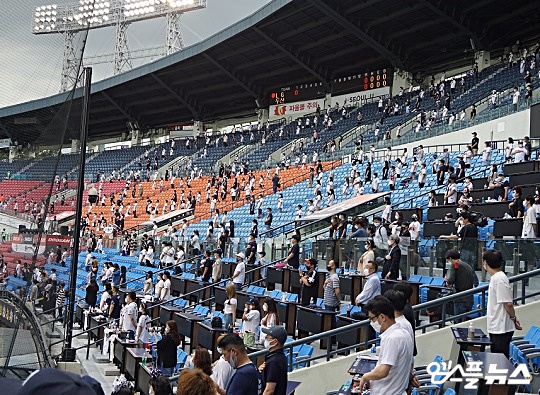8월 4일 삼성과 두산 간의 잠실구장 경기를 관람한 관중들 가운데 한 명이 코로나19 확진 판정을 받았다(사진=엠스플뉴스)