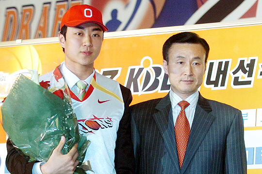 2007년 KBL 신인선수 드래프트 8순위로 프로에 입문한 김영환(사진 왼쪽)(사진=KBL)