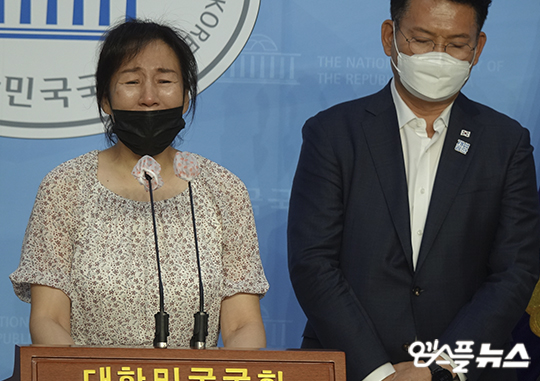 8월 20일 국회에서 열린 기자회견에서 고 고유민 선수의 어머니가 눈물로 호소하는 장면(사진=엠스플뉴스 이근승 기자)