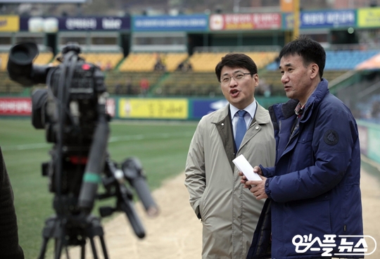 MBC 스포츠플러스 중계진이 경기를 앞두고 동선을 이야기하는 장면(사진=엠스플뉴스)