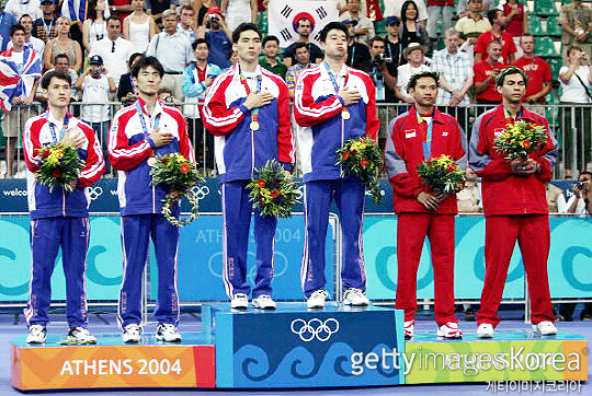 2004년 아테네 올림픽 시상대 가장 높은 위치에 선 김동문(사진 왼쪽부터), 하태권(사진=게티이미지코리아)