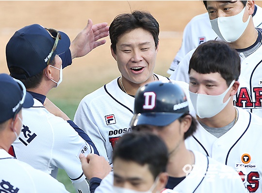 박세혁이 9월 20일 잠실 LG전에서 끝내기 안타를 날린 뒤 기뻐하고 있다(사진=엠스플뉴스 강명호 기자)
