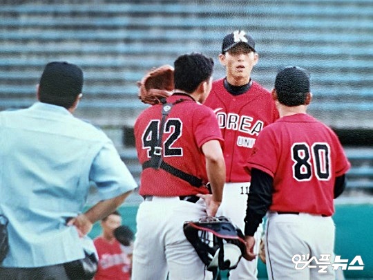고려대 시절 주축 투수였던 김현율 교사(사진 왼쪽에서 두 번째). 당시 포수였던 이택근 선수(오른쪽에서 두 번째)도 보인다(사진=김현율 교사 제공)