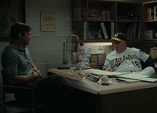 영화 머니볼에서 빌리 빈과 아트 하우 감독의 대화 장면.