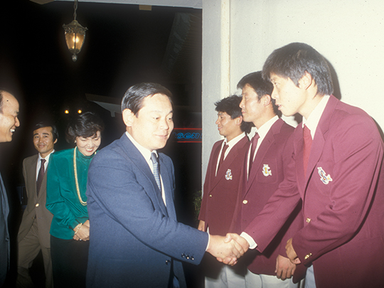 통합 우승을 차지한 1985년 시즌 뒤 삼성 선수단과 만난 이건희 회장(사진=삼성)