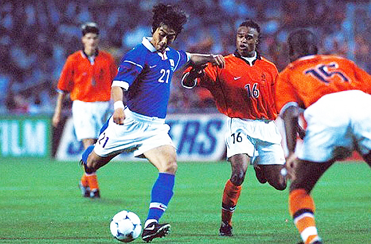 1998년 6월 21일 프랑스 월드컵 본선 조별리그 2차전 네덜란드전에 교체 출전한 19살 이동국(사진 왼쪽)(사진=KFA)