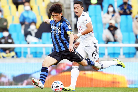 인천 유나이티드 김도혁(사진 왼쪽)(사진=한국프로축구연맹)