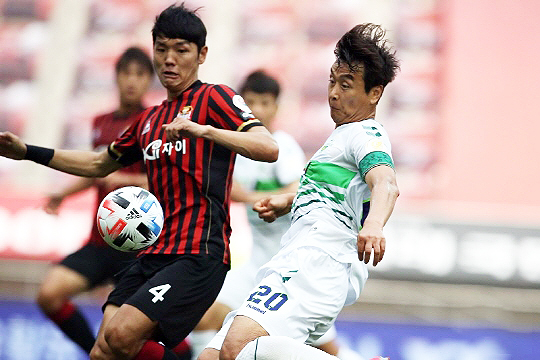 김남춘(사진 왼쪽)은 FC 서울 프랜차이즈 스타였다(사진=한국프로축구연맹)