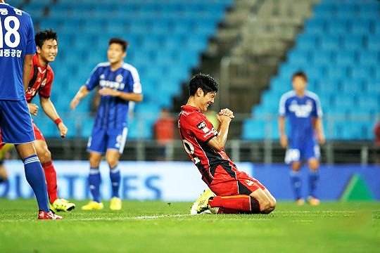 2015년 8월 12일 울산 현대전에서 득점을 기록한 뒤 기뻐하고 있는 고 김남춘(한국프로축구연맹)