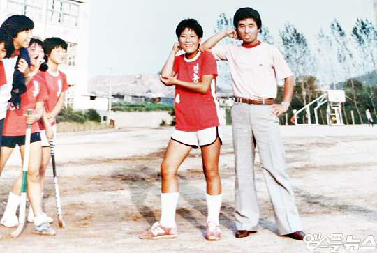 전농여중 체육 교사이자 하키부 감독이었던 강신욱 교수(사진 맨 오른쪽)(사진=엠스플뉴스)