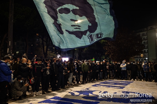 디에고 마라도나를 추모하는 나폴리 팬들(사진=게티이미지 코리아)