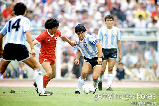 1986년 6월 2일 멕시코 월드컵 본선 조별리그 1차전 한국과 아르헨티나의 경기. 한국 주장 박창선(사진 왼쪽)이 아르헨티나 주장 마라도나의 드리블을 수비하고 있다(사진=게티이미지코리아)