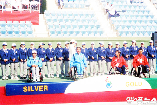 이용로 박사는 2002년 부산 장애인 아시아경기대회 남자 테니스에서 금메달 2개를 목에 걸었다(사진 가운데)(사진=엠스플뉴스)