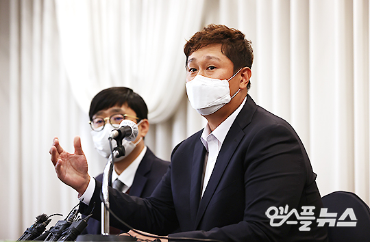 기자회견에서 고액 판공비를 논란을 해명 중인 이대호(사진 오른쪽)(사진=엠스플뉴스)