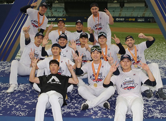 김승회(첫 번째 줄 가장 왼쪽)는 2019년 오랜 친구인 정재훈 코치(네 번째 줄 왼쪽에서 세 번째)와 함께 우승의 한을 풀었다(사진=두산)