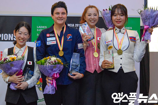 2019 세계여자 3쿠션 선수권 입상자들(좌측부터)히다 오리에(2위), 테레사 클롬펜하우어(2위), 사카이 아야코, 스롱 피아비(3위)(사진=엠스플 뉴스)