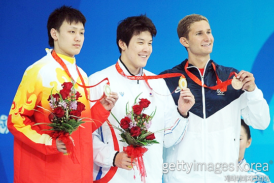 박태환(사진 가운데)은 2008년 중국 베이징 하계올림픽 남자 수영 자유형 400m에서 금메달을 목에 걸었다. 한국 수영 선수가 올림픽에서 금메달을 딴 건 박태환이 최초다(사진=게티이미지코리아)