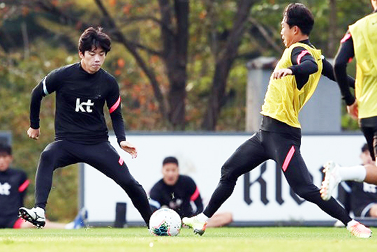 2020년 10월 한국 축구 대표팀 파울루 벤투 감독의 부름을 받았던 이현식(사진 왼쪽)이 대전하나시티즌 이적을 선택했다(사진=KFA)