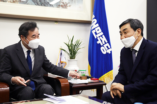 이종걸 후보(사진 오른쪽)는 1월 15일 서울 여의도 민주당사 당 대표실에서 이낙연 대표를 만났다(사진=이종걸 후보 캠프 제공)