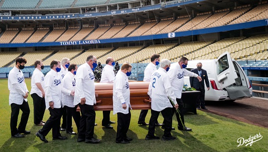 라소다 감독의 관 뒤에서 박찬호(맨 왼쪽)가 고인을 추모하고 있다(사진=LA 다저스 트위터)