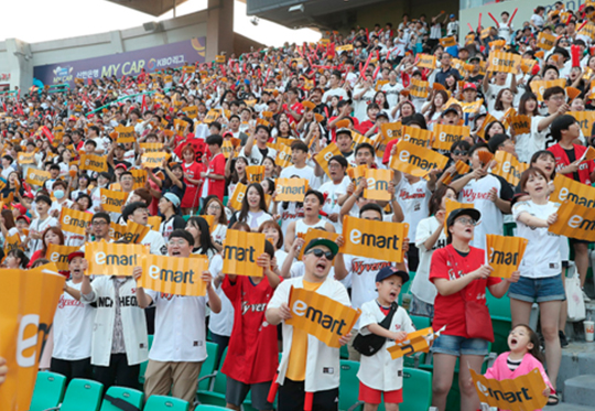 인천SK행복드림구장에서 이마트 응원 카드를 들고 응원하는 야구팬들(사진=SK)