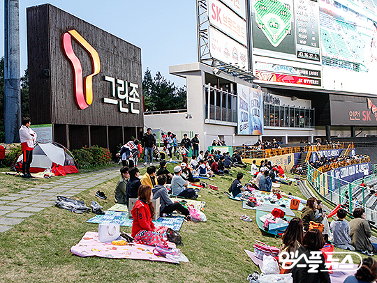 인천 야구장에서 여가를 즐기는 관중들(사진=엠스플뉴스)