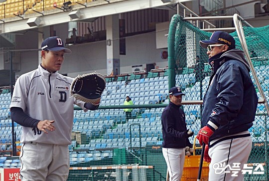 조인성 코치(오른쪽)는 두산 시절 호흡을 맞췄던 포수 박세혁(왼쪽)에게 고마움을 전했다(사진=엠스플뉴스)