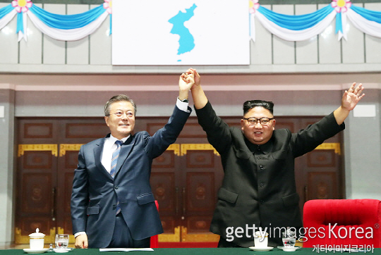 문재인 대통령(사진 왼쪽부터)과 김정은 국무위원장은 2018년 9월 19일 평양공동선언에서 2032년 하계 올림픽 공동개최에 합의했다(사진=게티이미지코리아)